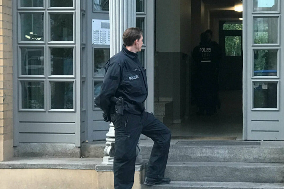 Ein Polizist steht bei einer Razzia gegen kriminelle Mitglieder arabischer Großfamilien vor einem Haus. (Archivbild)