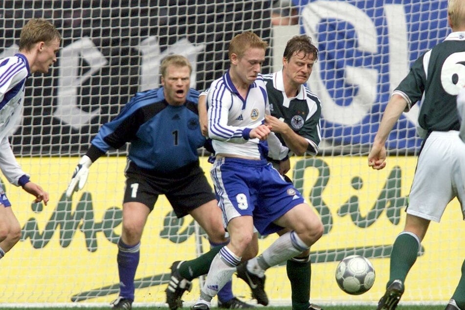 Mikael Forsell (3.v.r) war von der deutschen Abwehr um Christian Wörns (2.v.r) nicht zu bändigen, sodass DFB-Keeper Oliver Kahn (2.v.l.) zweimal den Ball aus dem Tor holen musste. (Archivfoto)