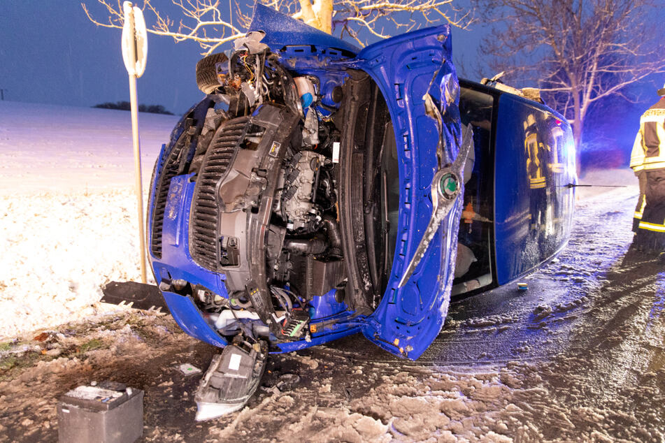 Der verunfallte Skoda liegt auf der Seite.