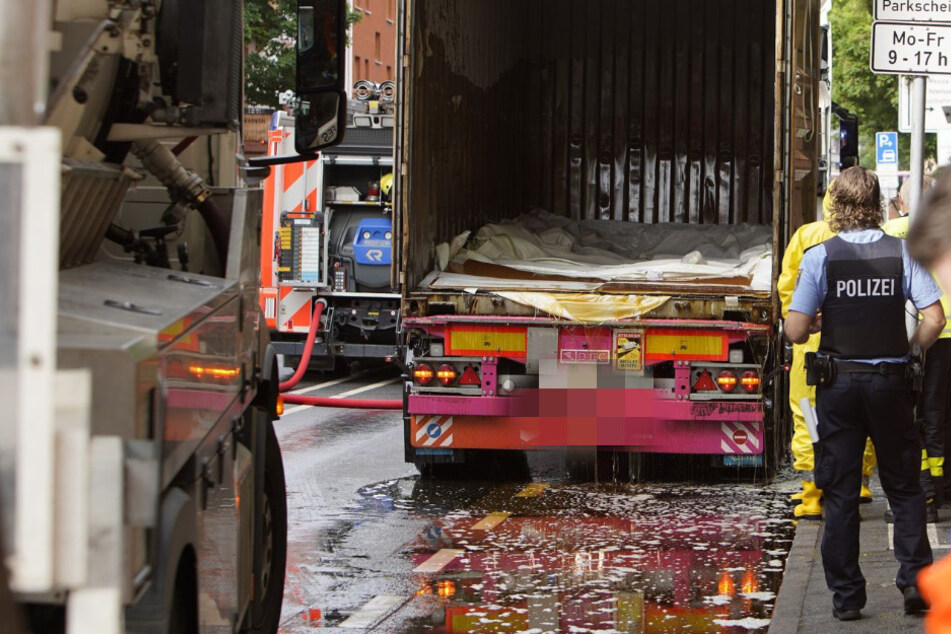 Frankfurt: Klebriger Notfall: Lkw verliert tonnenweise Apfelsirup und sorgt für Verkehrschaos