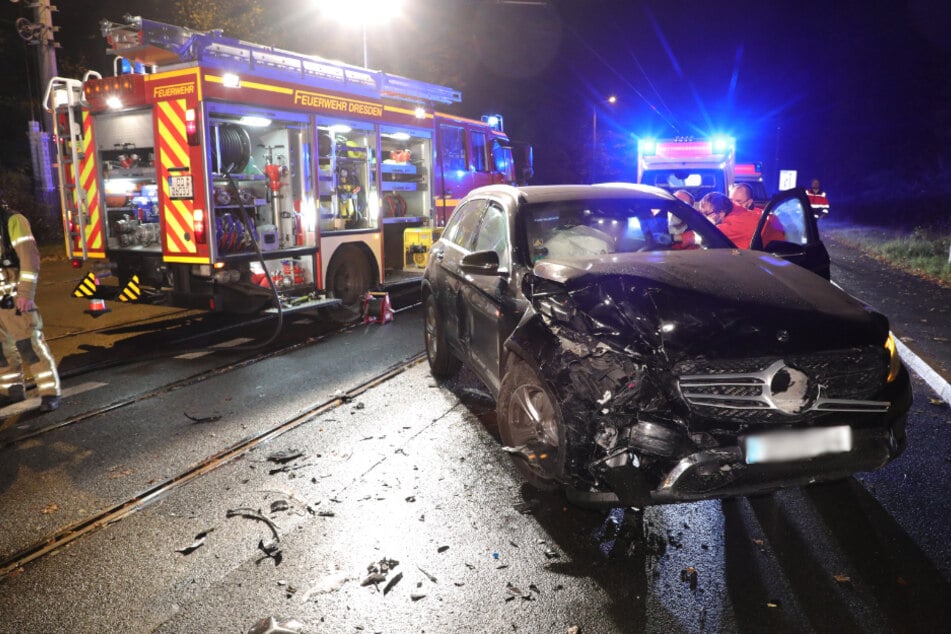 Der schwarze Mercedes wurde erheblich beschädigt.