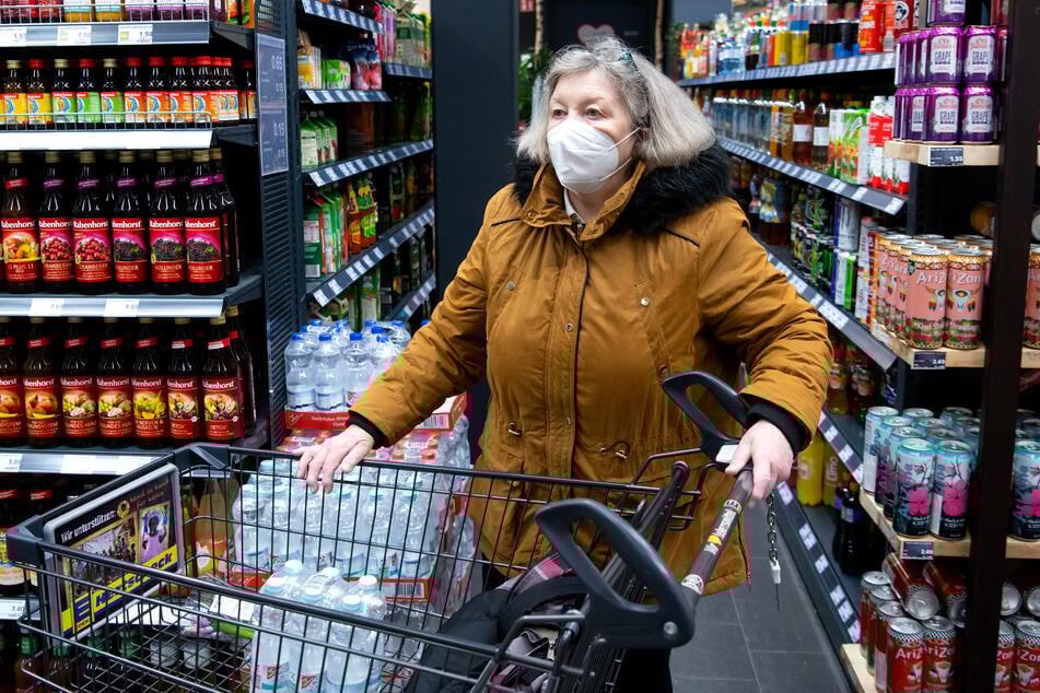 Eine Frau trägt bei ihrem Einkauf in einem Supermarkt eine FFP2-Schutzmaske.