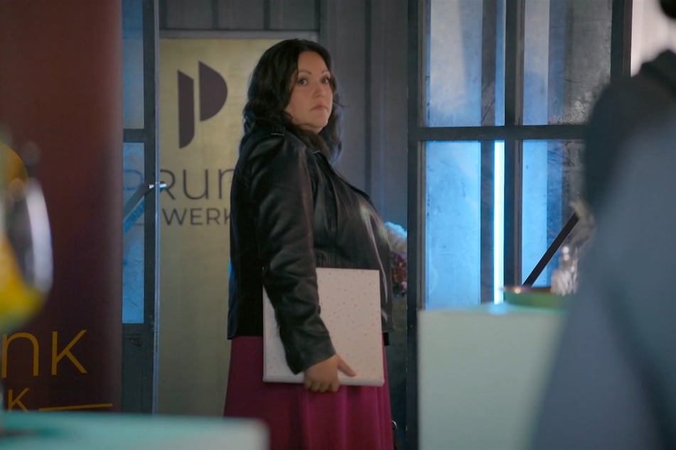 Hanna verlässt ihre eigene Abschiedsfeier, ohne tschüss zu sagen.