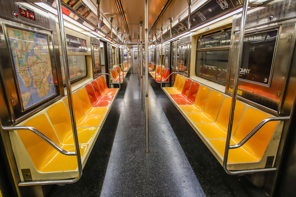 Ein leerer Waggon der ansonsten überfüllten New Yorker U-Bahn während der Corona-Pandemie. Ab dem 17. Mai sollen die Züge wieder rund um die Uhr fahren.