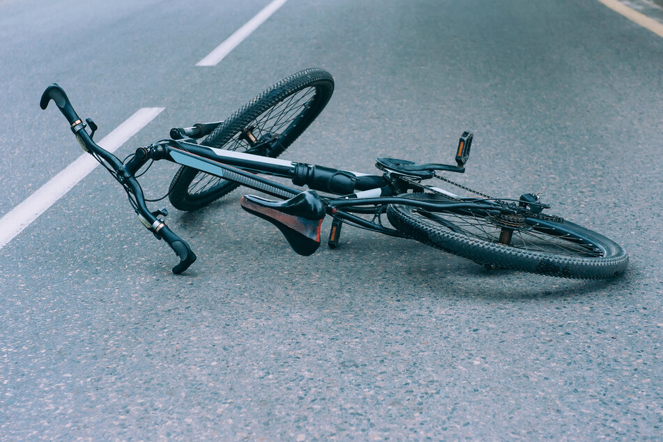 Die Radfahrerin übersah das Auto beim Abbiegen. (Symbolbild)