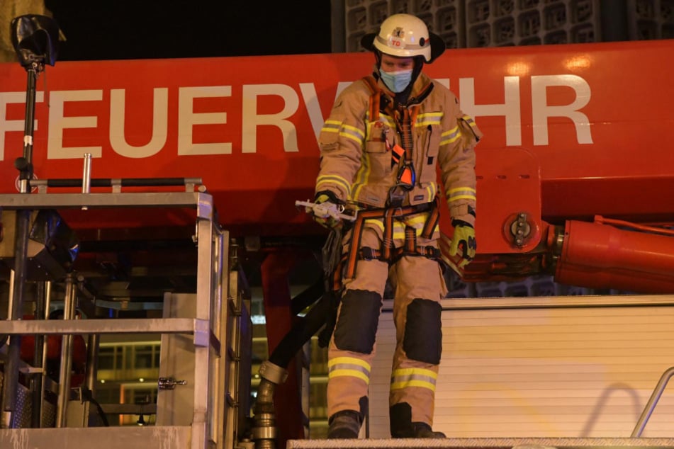 Eine Feuerwehrmann hat es geschafft und zeigt die Drohne.