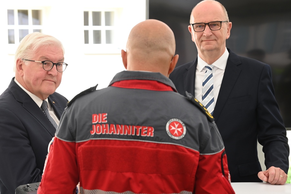 Bundespräsident Frank-Walter Steinmeier (65, SPD, l.) und der brandenburgische Ministerpräsident Dietmar Woidke (59, SPD) besuchten am Freitag das Johanniter-Krankenhauses in Treuenbrietzen.