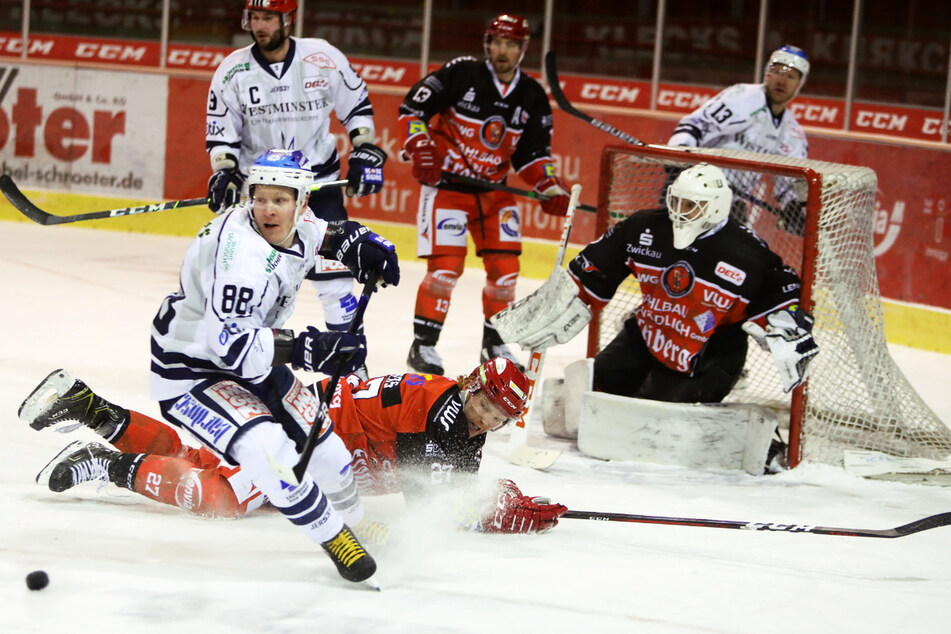 Eislöwe Roope Ranta (l.) machte mit den Dresdner viel Druck aufs ETC-Tor und netzte zweimal ein.