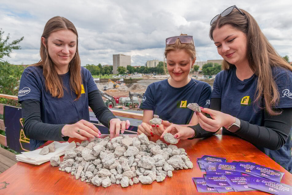 Die Filmnächte-Mitarbeiter tüten 100 Betonfragmente der abgerissenen Carolabrücke ein.