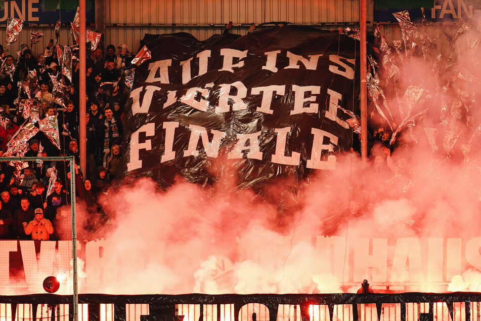 Sandhausens Fans zündeten gegen Freiburg bengalisches Feuer.
