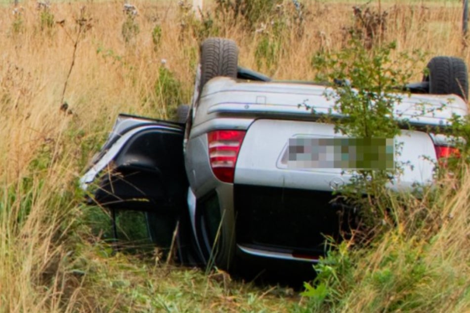 Unfall A1: Mercedes mit Mutter und Kind an Bord überschlägt sich auf Autobahn