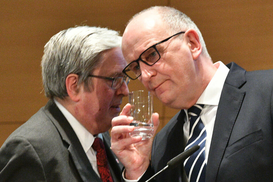 Brandenburgs Ministerpräsident Dietmar Woidke (60, r.) und Wirtschaftsminister Jörg Steinbach (66, beide SPD) wollen vor Ort über die Zukunft der Raffinerie in Schwedt diskutieren.