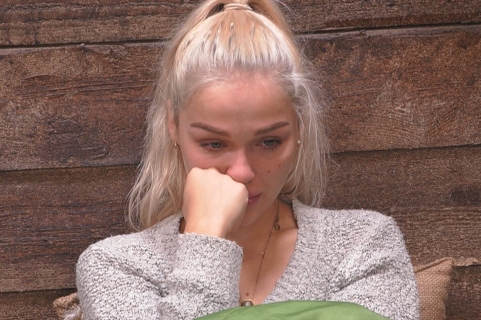 Emmy (21) heult, weil Ikke Druck auf die Blondine ausübt.