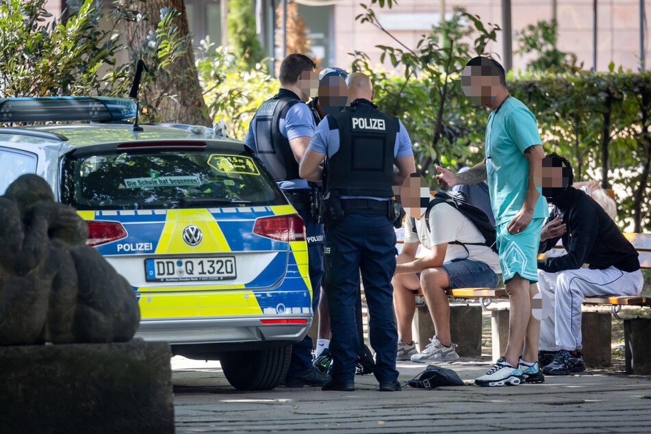 Polizisten kontrollieren mehrere junge Männer im Stadthallenpark. Dort treiben immer wieder Drogendealer ihr Unwesen - oft junge Männer mit Migrationshintergrund, wie aus zahlreichen Polizeimeldungen hervorgeht.