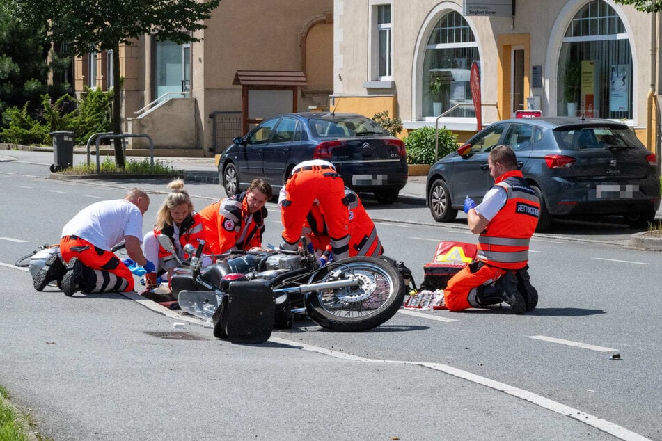 Rettungskräfte versorgten den Schwerverletzten vor Ort.