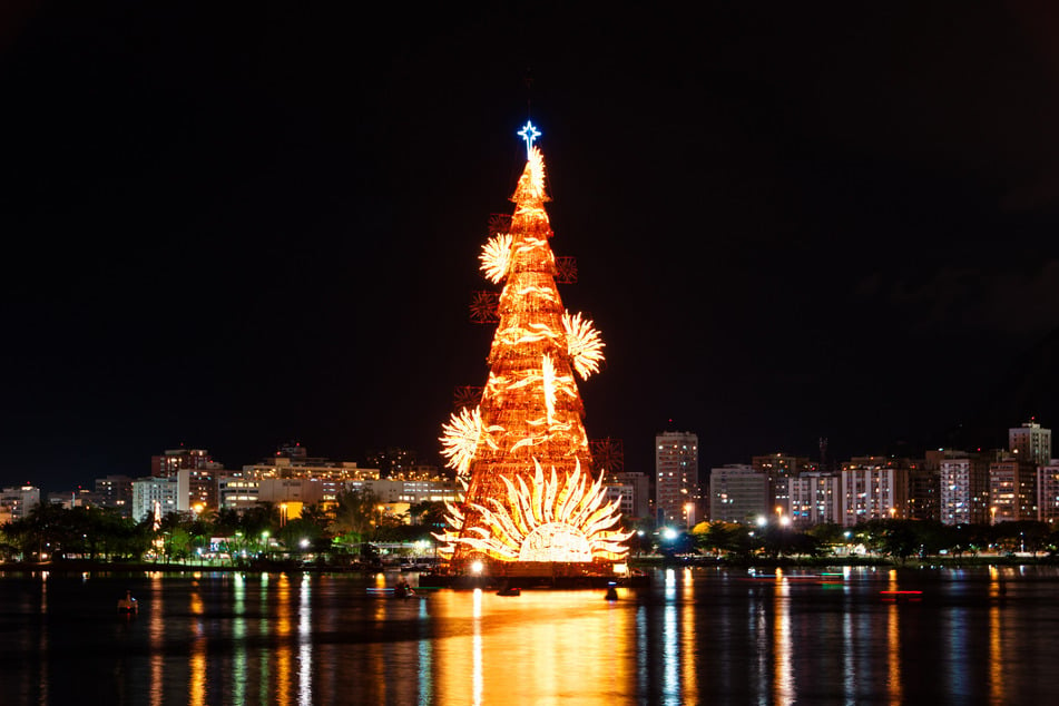 Eindrucksvolle Farbenspiele bietet der schwimmende Weihnachtsbaum in Rio de Janeiro.