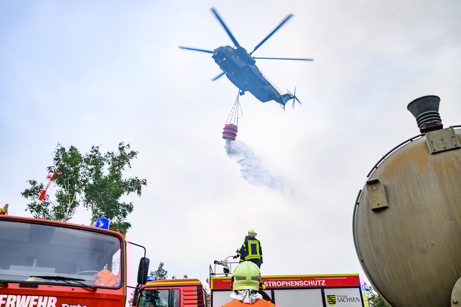 EIn Löschhubschrauber der Bundeswehr ist im Einsatz.