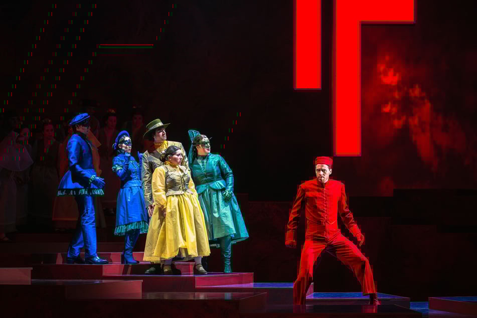 Johann Kalvelage (32, r.) klagte nach dem 1. Akt von "Don Giovanni" in Chemnitz über gesundheitliche Probleme. Er musste während der Premiere ins Krankenhaus.