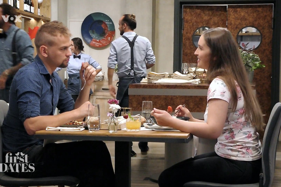 Beim Essen versaut es Maik dann komplett mit seinem Date Lena.