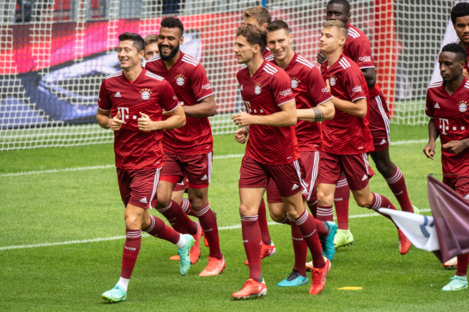 Robert Lewandowski (v.l.n.r.), Eric Maxim Choupo-Moting, Leon Goretzka und Niklas Süle laufen sich mit der Mannschaft warm.