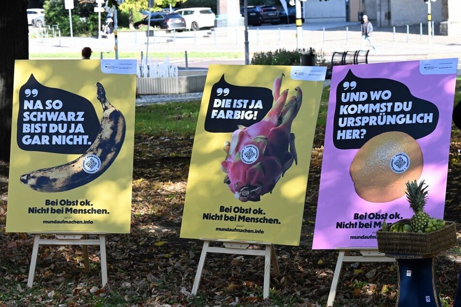 Die Plakate zeigen rassistische Sprüche, die Migranten immer wieder zu hören bekommen.