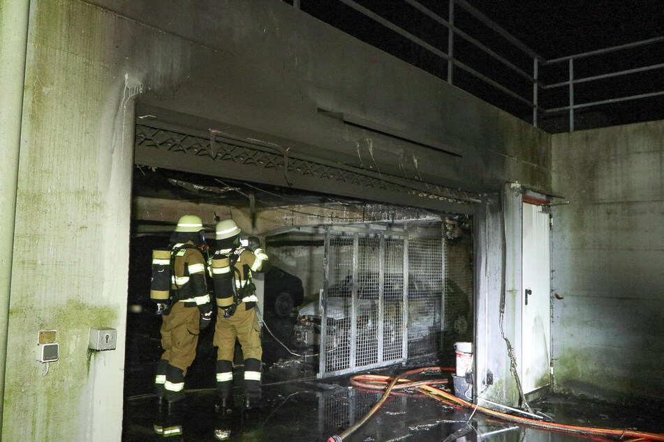 Im Inneren der Garage befanden sich insgesamt 16 Fahrzeuge, von denen mehrere durch die Flammen beschädigt wurden.