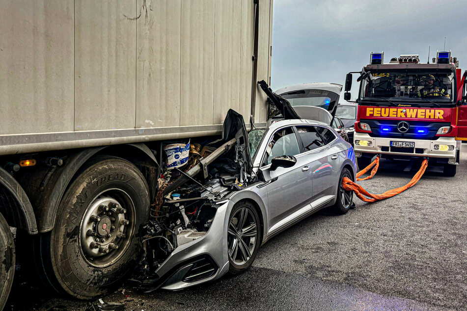 Auf der B210 bei Schortens hat es am Dienstagmorgen gekracht. Ein Auto krachte unter den Auflieger eines Lasters.