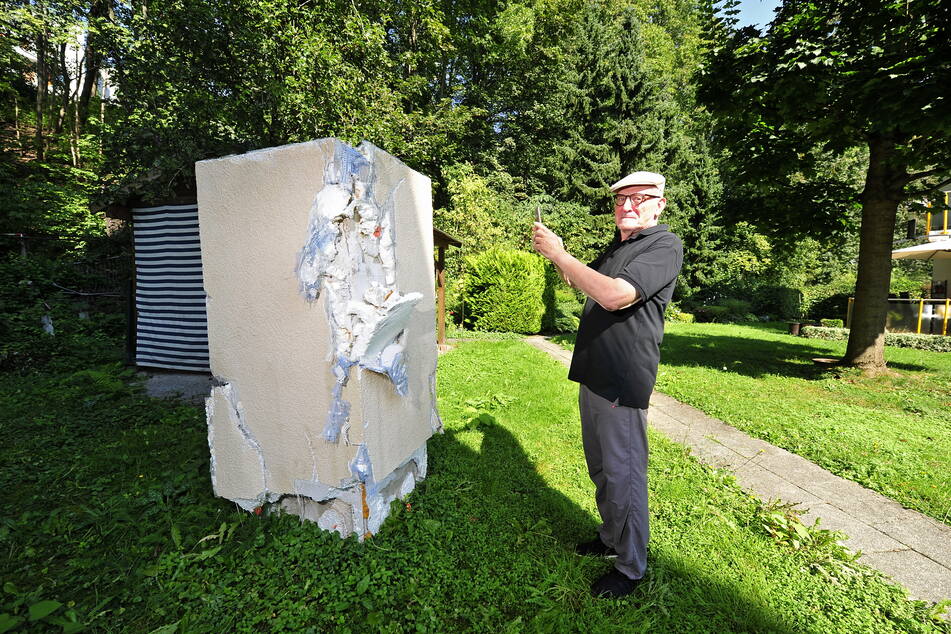 Joachim Hackenberger (77) vor dem Betonklotz, dem abgebrochenem Kamin des benachbarten Wohnhauses.