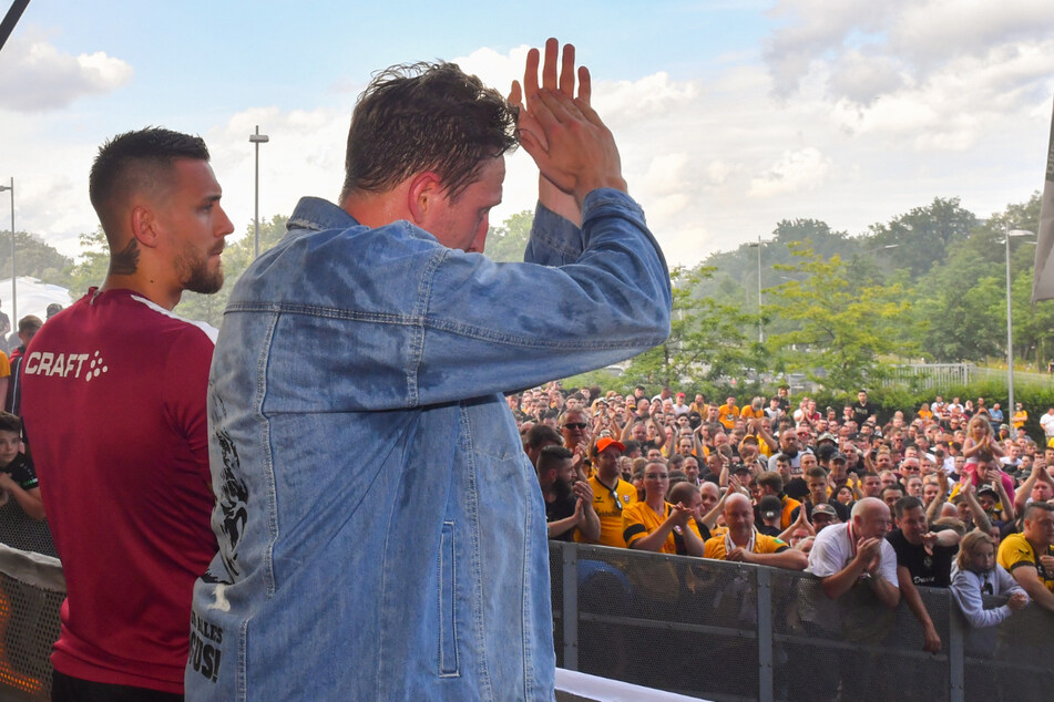 Vor knapp einem Jahr wurden die Dynamos trotz des Abstiegs von ihren Fans gefeiert. Marco Hartmann (r.) kann derzeit nur neben dem Platz helfen, die sofortige Rückkehr in die 2. Liga zu schaffen. Ex-Dynamo René Klingenburg (l.) ist morgen mit Viktoria Köln in Dresden zu Gast.