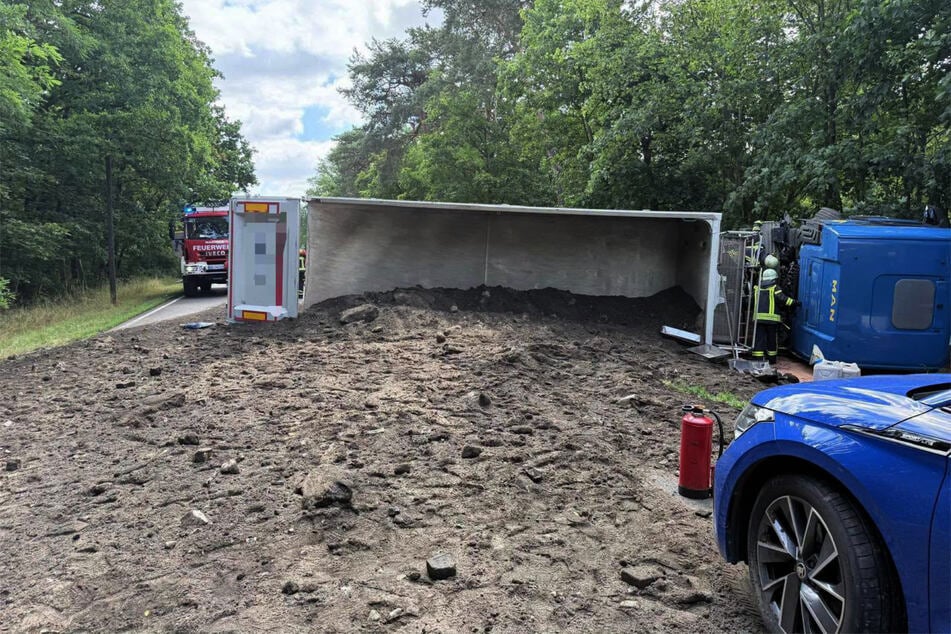 Aufgrund des Unfalls kippte der LKW auf die Seite und verlor mehrere Tonnen Erde.