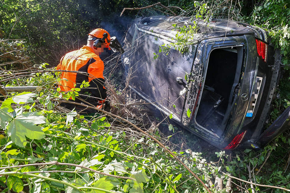 Der Mercedes kam von der Fahrbahn ab und landete im Wald.