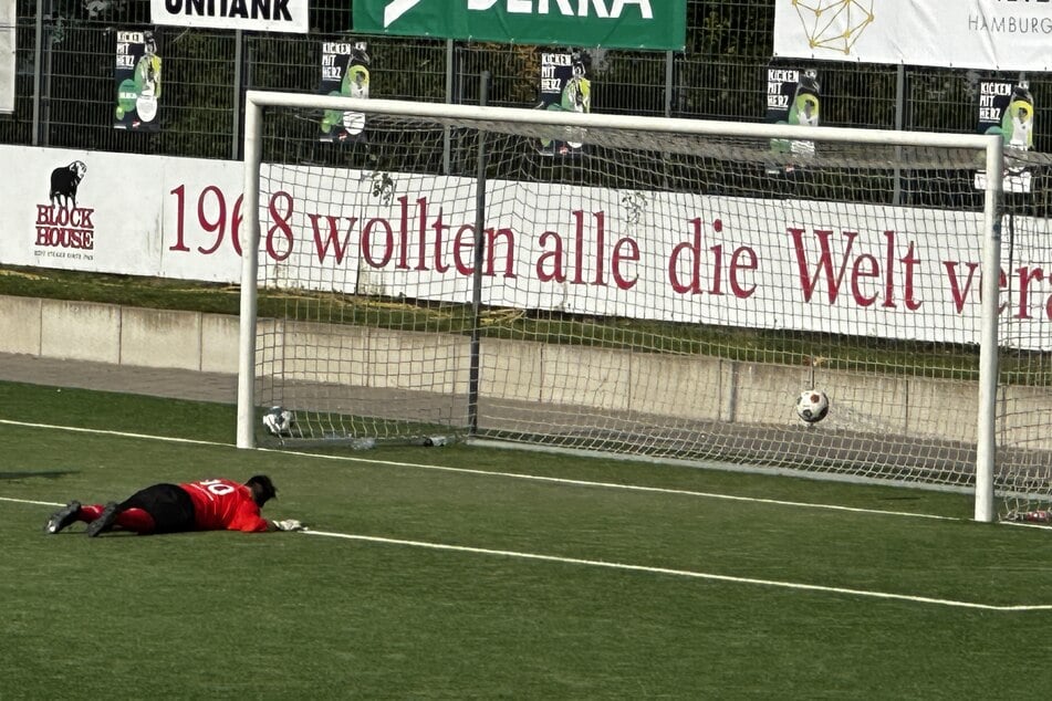 Tim Mälzer (53) konnte dem Ball nur noch dabei zusehen, wie er ins Tor flog.