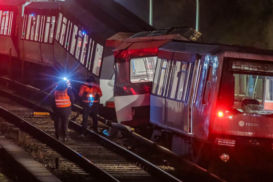 Drei Wagen entgleist! U-Bahn-Unfall sorgt für Streckensperrung