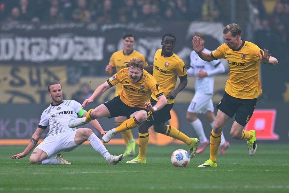 Münsters Jorrit Hendrix (l.) lässt Robert Wagner über die Klinge springen. Am Sonntag kamen die Münster-Spieler meistens zu spät, war Dynamo immer einen Schritt voraus.