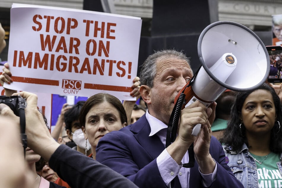 NYC mayoral candidate Brad Lander speaks out after release from ICE custody