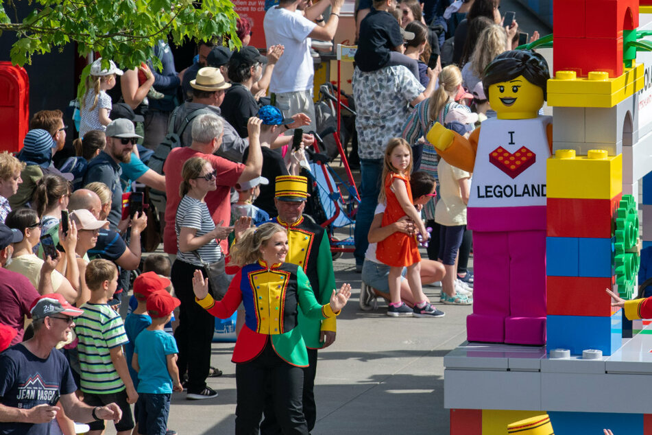 Weltweit erste Legoland-Parade: Freizeitpark feiert seinen 20. Geburtstag
