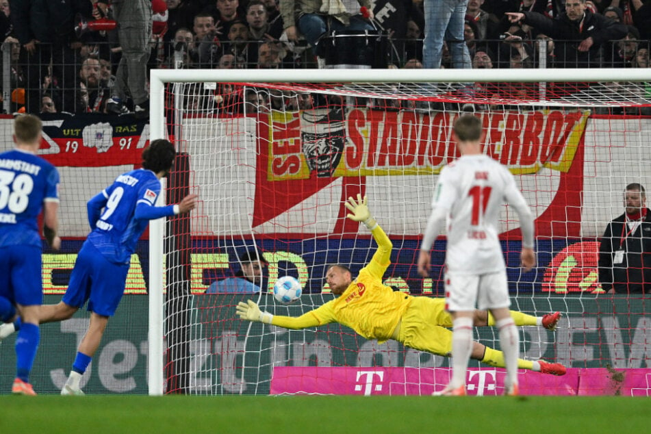 Trotz eines Handelfmeters für Darmstadt ließ sich der 1. FC Köln die Butter nicht vom Brot nehmen, gewann am Ende mit 2:1.