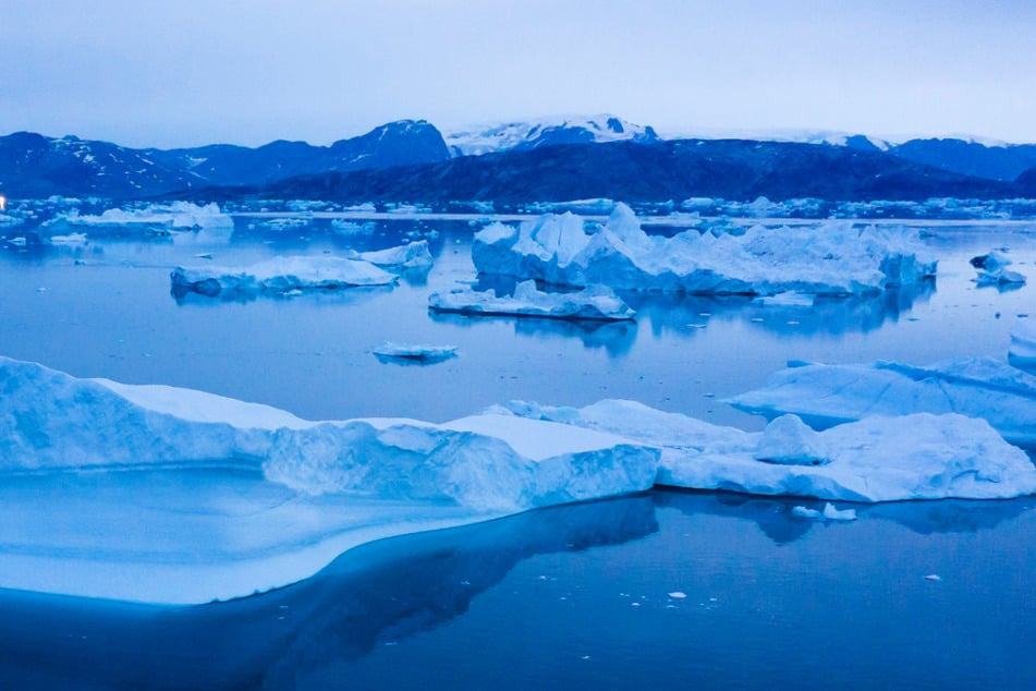 Grönland verliert langsam aber stetig seine Eisdecke, dadurch steigt auch der Meeresspiegel immer weiter an.