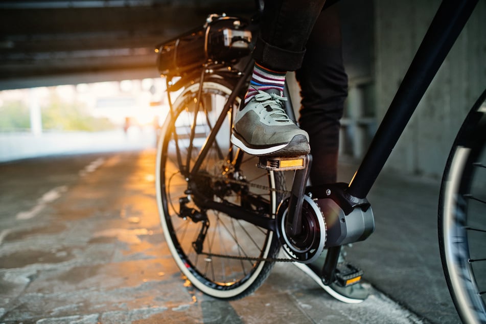 Nachdem der E-Bike-Fahrer (19) gestürzt war, hatte er die Polizei verständigt. Vom Rad steigen wollte er dennoch nicht. (Symbolbild)