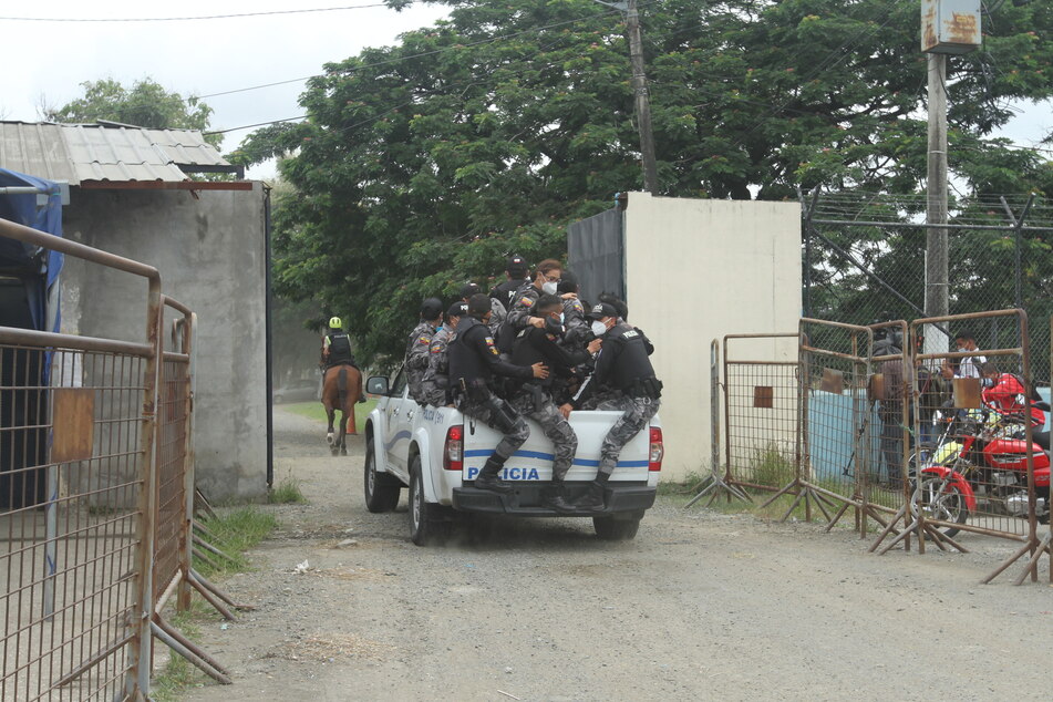 Polizisten kommen am Gefängnis in Guayaquil an, in dem Unruhen ausgebrochen sind.