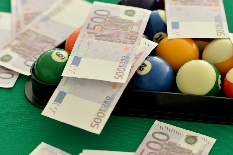 Mehrere Zehntausend Euro Beute: 61-Jährige in Billard-Salon überfallen