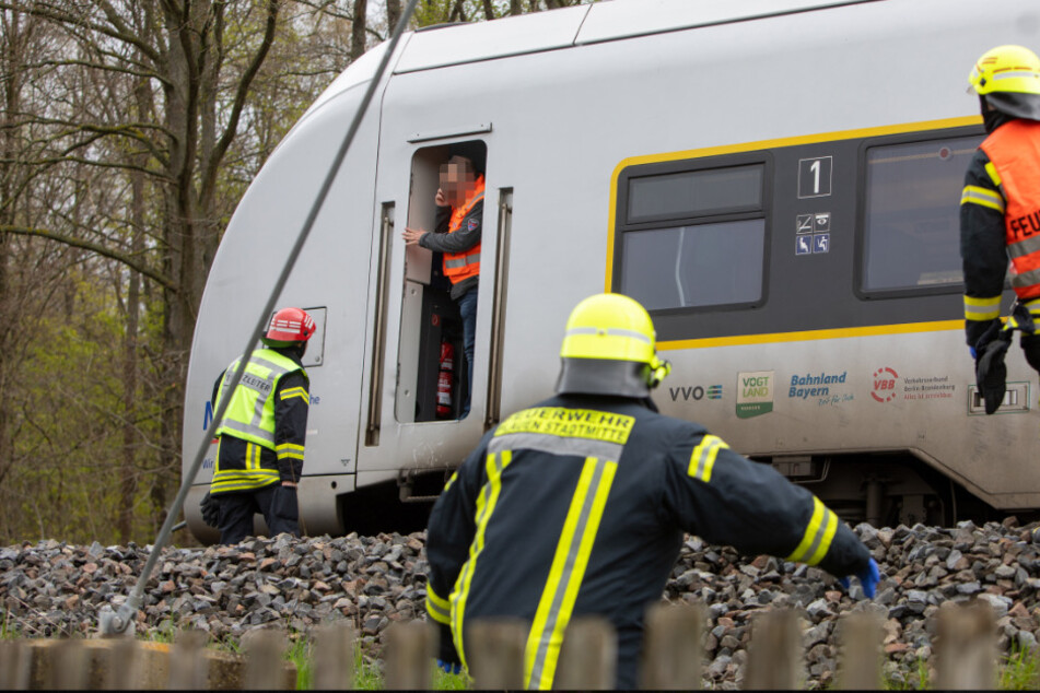 Tödliches Bahn-Unglück im Vogtland: Mann von Zug erfasst, Strecke gesperrt