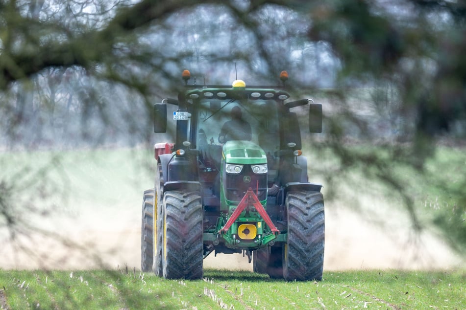 Ein Mann ist mit seinem Traktor in einen Graben geraten und anschließend herausgeschleudert worden. (Symbolbild)