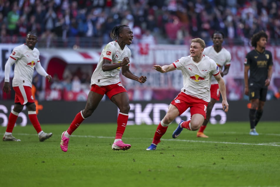 Die Roten Bullen hatten zuvor einen glücklichen Sieg gegen Augsburg gefeiert. Dank eines Eigentors in der Nachspielzeit ging das Match mit einen Gewinn für RB aus.