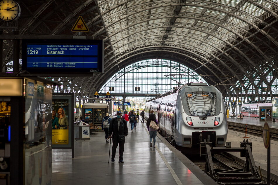 Leipzig: Nach Rauswurf aus Regionalbahn: Mann (31) ohne Ticket fährt einfach auf Zugdach weiter