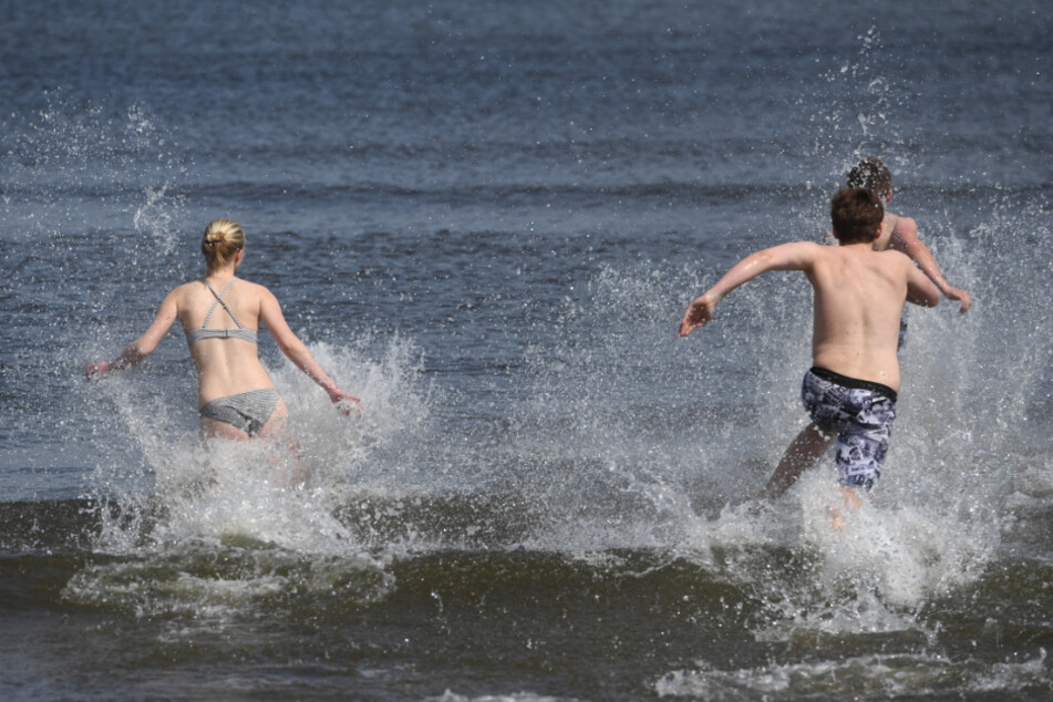 Das Sommerwetter lädt zum Baden ein. (Archivbild)