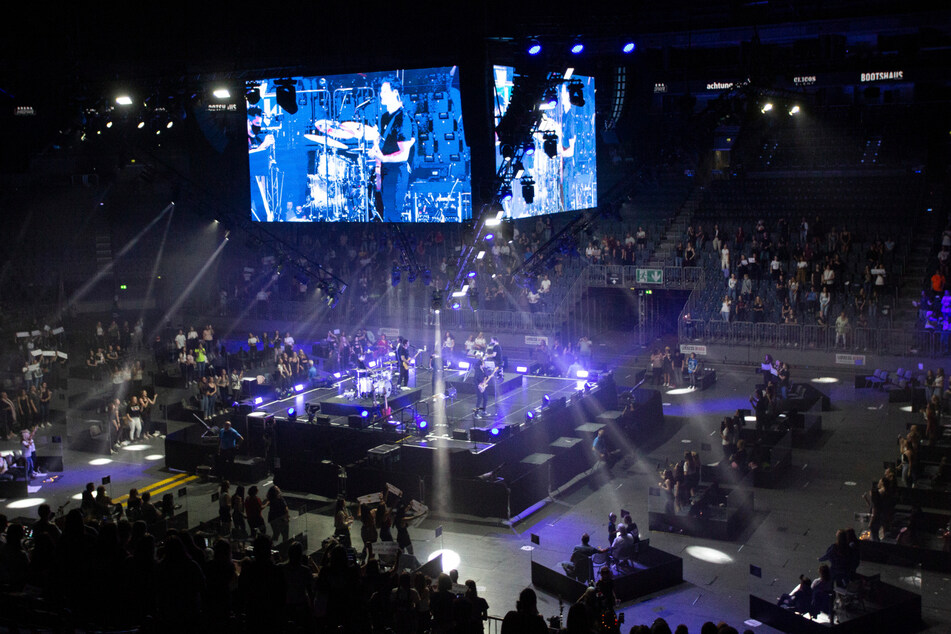 Sänger Wincent Weiss (27) steht mit seiner Band in der Lanxess-Arena auf der Bühne.
