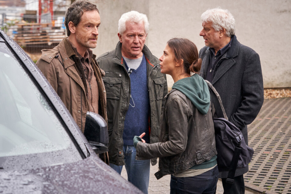 Nora Dalay (Aylin Tezel) geht ein hohes persönliches Risiko ein und steht unter Druck bei den Ermittlungen mit Peter Faber (Jörg Hartmann, l.), Ivo Batic (Miroslav Nemec, 2.v.l.) und Franz Leitmayr (Udo Wachtveitl).
