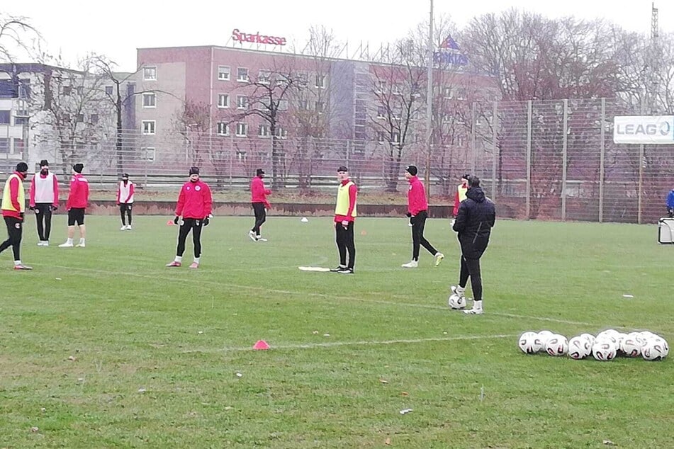 Pelzer (gelbes Leibchen) holt sich erste Instruktionen von Co-Trainer Tobias Röder (28, schwarze Trainingsjacke) ab.