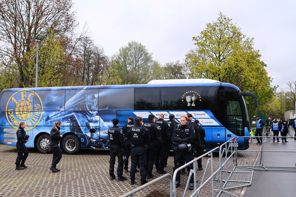 Unter Polizeischutz wurde der Lok-Bus zum AKS geführt.